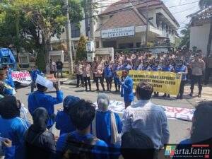 Polres Lamongan Berikan Pelayanan Humanis, Aksi Unjuk Rasa PC PMII di DPRD Kondusif