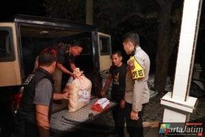 Polres Jember Salurkan Bantuan Sembako untuk Warga Terdampak Banjir di Desa Pakis