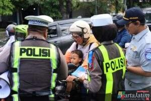 Polres Gresik Gencarkan Edukasi Keselamatan, Pengguna Jalan Tertib Dapat Cokelat