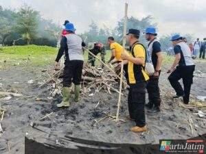Peduli Lingkungan Jajaran Polres Jember Bersih-bersih Pantai Puger