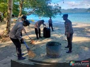 Gotong Royong Polres Trenggalek Bersihkan Area Pantai Mutiara Watulimo