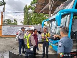Untuk Keselamatan, Polres Lamongan Ramp Check Bus Pariwisata Jelang Harlah NU