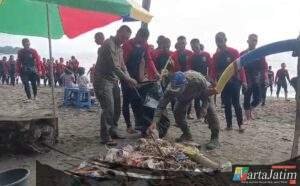Pusdik Brimob Gelar Aksi Bersih Pantai Pasir Putih Situbondo, Tindak Lanjuti Arahan Presiden RI