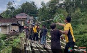 Polres Ponorogo Perbaiki Jembatan Darurat, Akses Dua Desa di Ngebel Kembali Normal