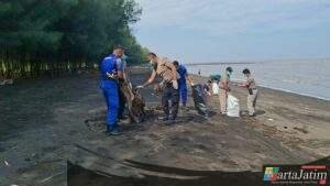 Gerakan Indonesia Asri : Polres Probolinggo Bersama Warga Percantik Destinasi Wisata Pantai