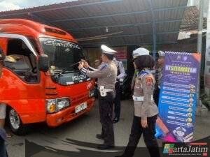 Layanan Kesehatan Gratis, Aksi Simpatik Polres Blitar Edukasi Pengguna Jalan di Ops Keselamatan Semeru