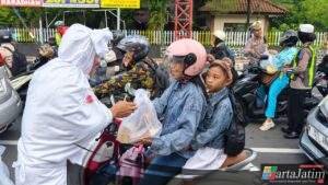 Polres Blitar Kota Edukasi Pengguna Jalan di Operasi Keselamatan Semeru Dengan Berbagi Sayur