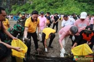 Polres Jember Laksanakan Gerakan Indonesia Asri Bersihkan Pantai Watu Ulo