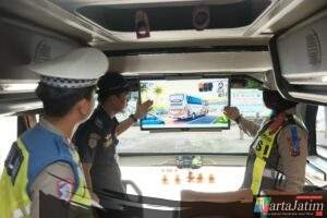 Polres Malang Sosialisasikan Tertib Lalin Melalui Program Polantas Menyapa di OPS Keselamatan Semeru