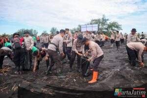 Polres Lumajang Gelar Aksi Bersih – bersih Wujudkan Pantai Watu Pecak Asri
