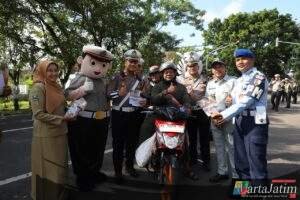 Polres Magetan Berbagi Bunga dan Es Krim di Operasi Keselamatan Semeru 2026