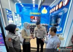 Korlantas Polri Tampilkan ETLE Mobile Handeld di Pameran Kampung Hukum 2026
