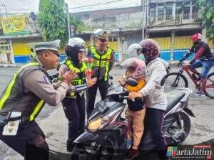 Hari Kesepuluh Operasi Keselamatan Semeru Polres Lumajang Beri Hadiah Pengendara Tertib