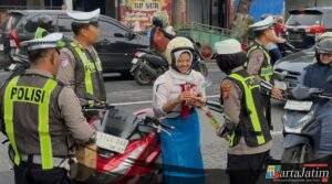 Operasi Keselamatan Semeru Polres Ponorogo Beri Hadian Helm dan Cokelat Pengendara Tertib