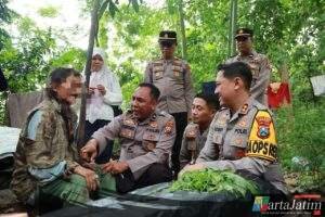 Polri Peduli : Polres Jember Evakuasi Kakek Tuna Wisma dari Hutan Jubung