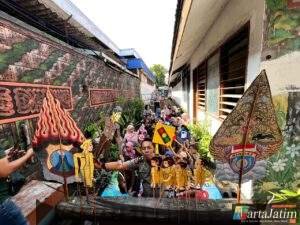 Lewat Pertunjukkan Wayang Kardus, Kapolsek Kediri Kota Ajak Anak-Anak Tertib Berlalu Lintas