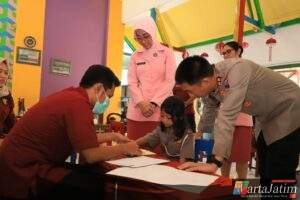Kapolres dan Ketua Bhayangkari Kediri Kota Tinjau Pemeriksaan Kesehatan Siswa TK, Pastikan Tumbuh Kembang Optimal