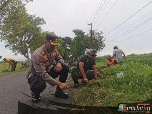 Dukung Program Presiden, TNI–Polri dan Warga Mojoroto Gelar Karya Bhakti Massal