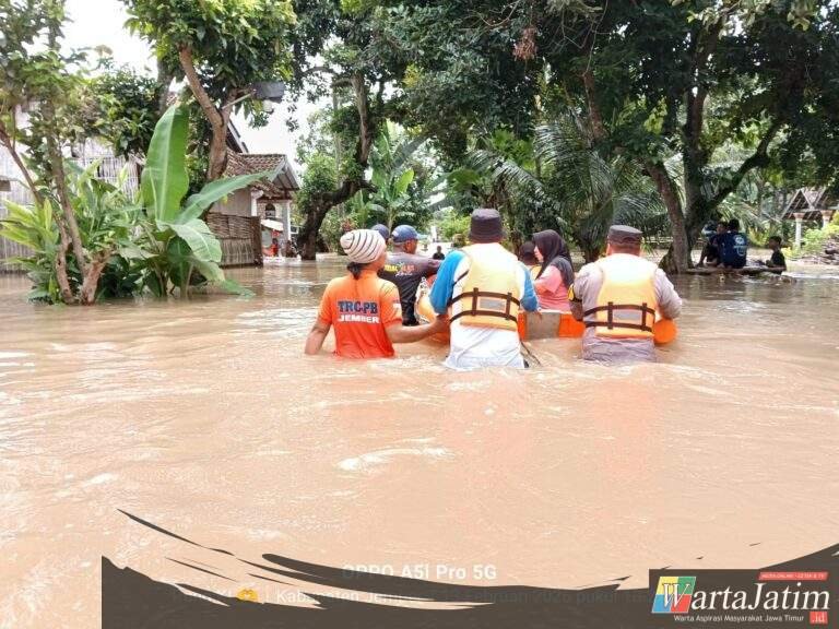 Polres Jember Evakuasi Korban Banjir di Rambipuji Pastikan Bantuan Tersalurkan