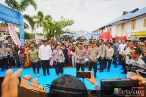 Tinjau Hunian Sementara Korban Bencana di Tapteng, Kapolri-Ketua Komisi IV Salurkan 16 Truk Bantuan Kemanusiaan