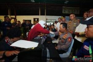 Momen Kapolri Ikut Donor Darah saat Hadiri Baksos HUT ke-53 Buruh KSPSI