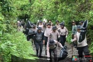 Gerakan Indonesia ASRI : Polres Magetan Gelar Korve di Jalur Pendakian Gunung Lawu