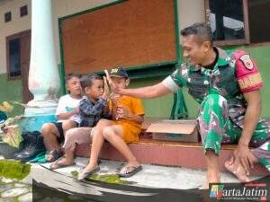 Momen Sederhana di Posko TMMD ke-127, Satgas TNI dan Anak-anak Desa Gadungan Berbaur Akrab