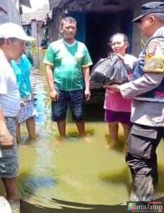 Polresta Sidoarjo Salurkan Bantuan Sembako Untuk Warga Terdampak Banjir di Dusun Dodokan