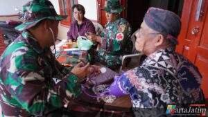 Door to Door. Satgas TMMD Ke 127 Kodim 0808/Blitar Beri Layanan Kesehatan Bagi Masyarakat Desa Krisik