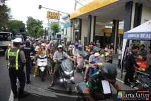 Polres Kediri Bagikan Takjil Gratis kepada Masyarakat di Depan Mako Polres Kediri