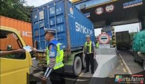 Polda Jatim Tertibkan Truk dan Bus yang Nekat Pakai Lajur Kanan