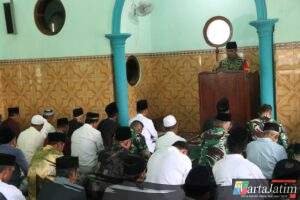 Di Tengah TMMD ke-127, Dansatgas Sampaikan Khutbah Jumat di Desa Gadungan