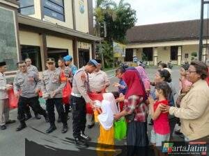 Tebar Kebaikan di Bulan Suci, Polres Kediri Kota Rutin Bagikan Takjil Gratis di Depan Mako