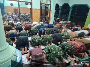 Menilik Ramadhan di TMMD Kediri: Satgas dan Warga Gadungan Tarawih Bersama
