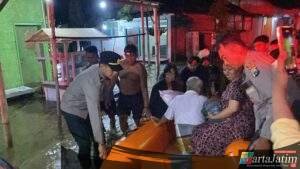 Gerak Cepat Polres Probolinggo Bantu Evakuasi Warga Terdampak Banjir