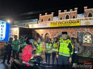 Hangatnya Sahur Bersama di Pos 12.0 Pujahito, Polres Nganjuk dan Komunitas Ojol Perkuat Komitmen Keselamatan