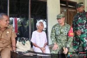 Dansatgas TMMD ke-127 Serahkan Paket Sembako kepada Penerima Rutilahu di Kediri