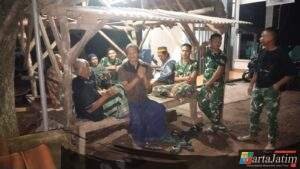 Hangat di Gardu Ronda, Satgas TMMD ke-127 Perkuat Keamanan dan Kebersamaan di Kapasan