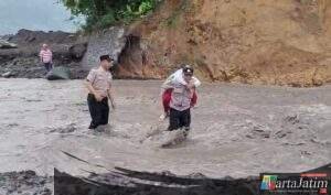 Aksi Heroik Polisi di Lumajang Gendong Siswa SD Seberangi Lahar Dingin Semeru