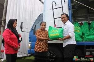 300 Warga di Tiga Kecamatan Terima Sembako dalam TMMD ke-127 Kediri