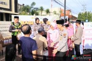 Bagi Keceriaan Ramadan, Kapolres Kediri Kota dan Bhayangkari Tebar Takjil untuk Ojol dan Pengguna Jalan