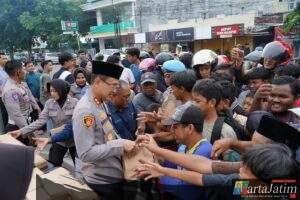 Polres Situbondo Bersama Insan Pers Berbagi Takjil Ratusan Bungkus Habis Dalam 10 Menit