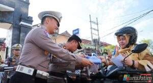 Polantas Menyapa : Polres Jember Gelar Safari Kamseltibcar Lantas Sosialisasikan Jalur Blackspot