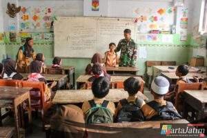 Anggota Satgas TMMD Berikan Materi Wawasan Kebangsaan kepada Siswa MI Al-Munir