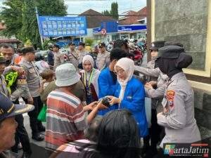 Indahnya Kebersamaan, Polres Kediri Kota–PMII Berbagi Takjil di Depan Mako Polres Kediri Kota