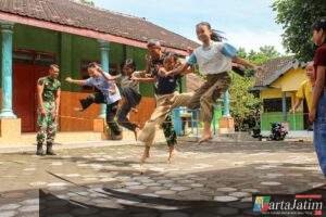 Satgas TMMD ke-12 Ajak Anak-Anak Bermain Permainan Tradisional