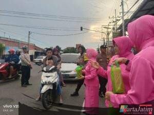 Polsek warujayeng dan Bhayangkari berbagi Takjil Pererat silaturahmi di bulan suci Ramadhan