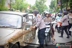 Semangat Ramadhan, Polwan Polres Bondowoso Tebar 500 Takjil di Pasar Induk