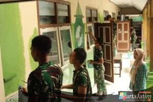 TMMD ke-127 Kediri Sasar Sekolah Negeri hingga Swasta, Satgas Lakukan Pengecatan di Desa Gadungan