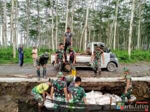 Hujan Lebat Picu Kerusakan Ringan Jalan di Desa Gadungan, Satgas TMMD dan Warga Gelar Kerja Bakti
